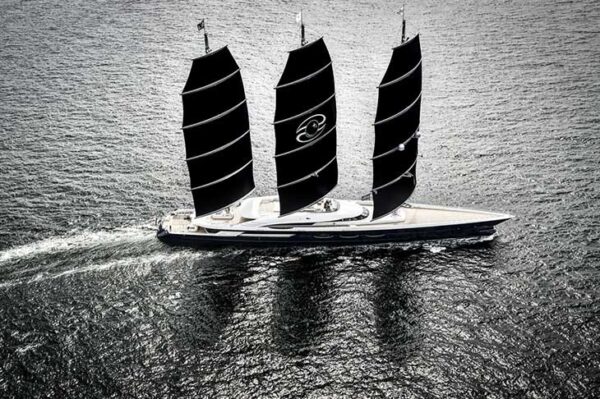 Dünyanın En Büyük Yelkenlisi Black Pearl