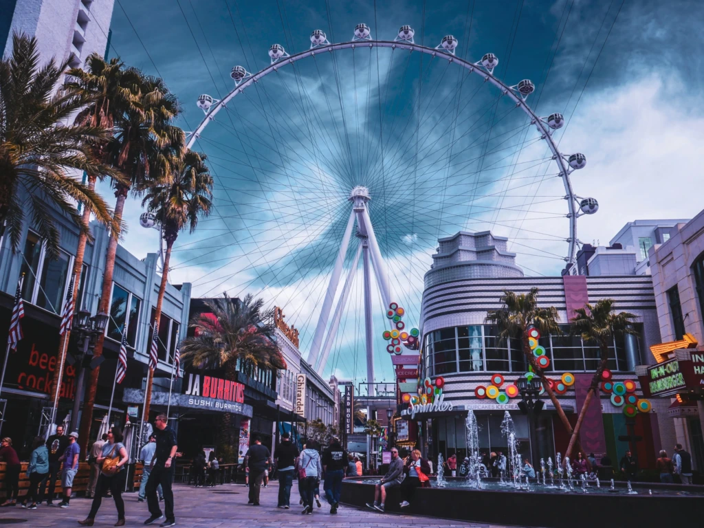 Las Vegas’ta High Roller dönme dolabı ve çevresindeki renkli alışveriş ve eğlence alanı.