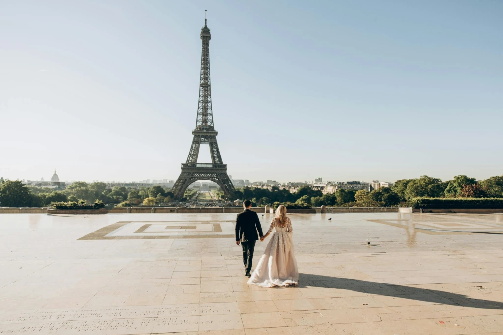 Evlenme teklifi veya düğün fotoğrafı için Paris’in en ikonik noktası: Eyfel Kulesi önünde romantik çift.