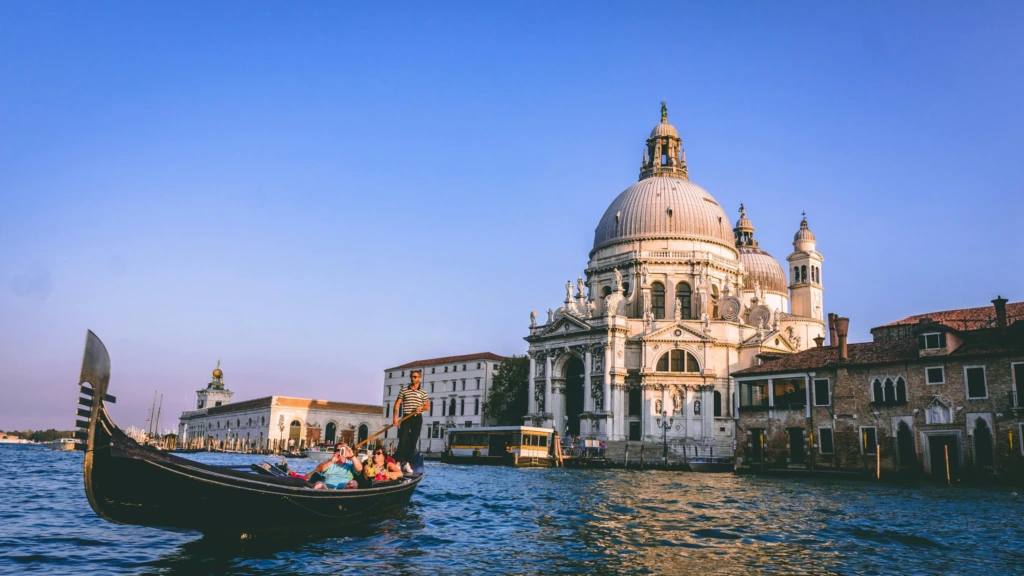Evlenme teklifi için dünyanın en romantik destinasyonlarından biri olan Venedik’te gondol gezisi ve Santa Maria della Salute manzarası.
