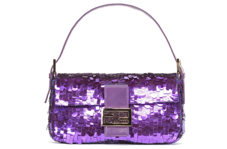 Mor payetli Fendi Baget çanta, Victoria ve Albert Müzesi'ndeki Bags: Inside Out sergisinde tarihe adını yazdıran ikonik çantalar arasında yer alıyor ve Sex and the City dizisinde Sarah Jessica Parker tarafından kullanılmasıyla ün kazandı.