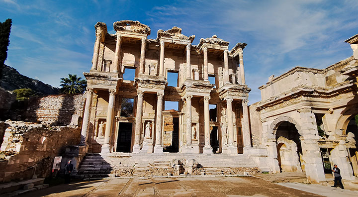 Mavi gökyüzü altında, sütunlu çok katlı cephesi, heykellerle bezeli nişleri ve merdivenleriyle Efes Antik Kenti'ndeki Celcus Kütüphanesi, Türkiye'nin büyüleyici Roma mimarisi örneklerinden biri olarak tarihe meydan okuyan görkemiyle duruyor.