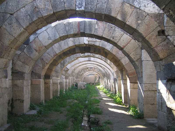 İzmir'deki Smyrna Agorası'nın binlerce yıllık geçmişi yansıtan, kalın taş bloklardan örülmüş, zemininde toprak ve otların büyüdüğü, güçlü kemerlerle uzayıp giden büyüleyici bir yeraltı veya alt kat galerisi, girişlerinden süzülen güneş ışıklarıyla aydınlanarak Türkiye'nin antik kentleri arasındaki zengin mimari mirası gözler önüne seriyor.