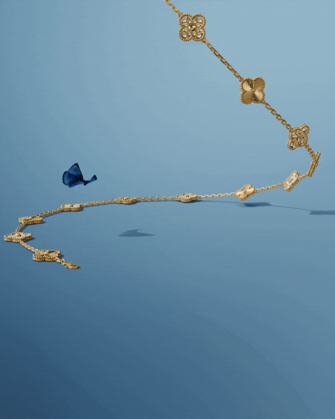 Van Cleef & Arpels Alhambra koleksiyonundan kadınlar için zarif sautoir uzun kolye kampanya videosu, romantik ve lüks mücevher detaylarıyla çekici hediye fikri.