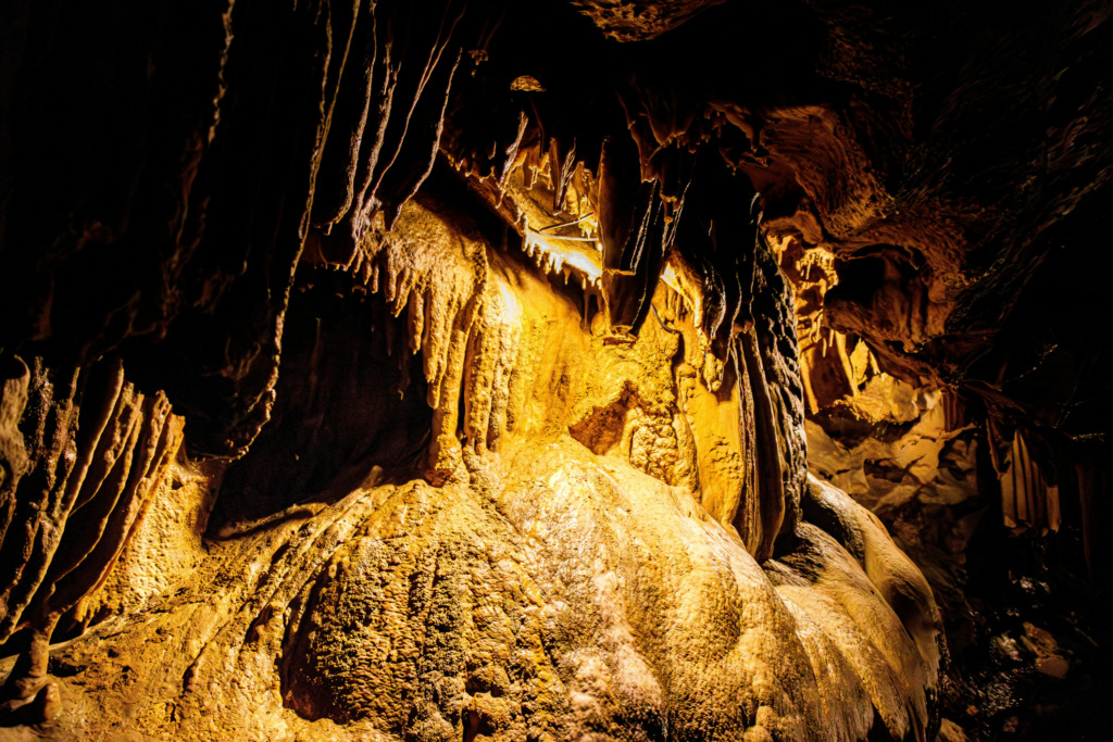 Kentucky, Mamut Mağarası Ulusal Parkı mağaralarının çevresi, obruklar, yeraltı nehirleri ve devasa odalarla dolu; aynı zamanda benzersiz karst oluşumlarıyla doğa harikası bir tablo çiziyor.
