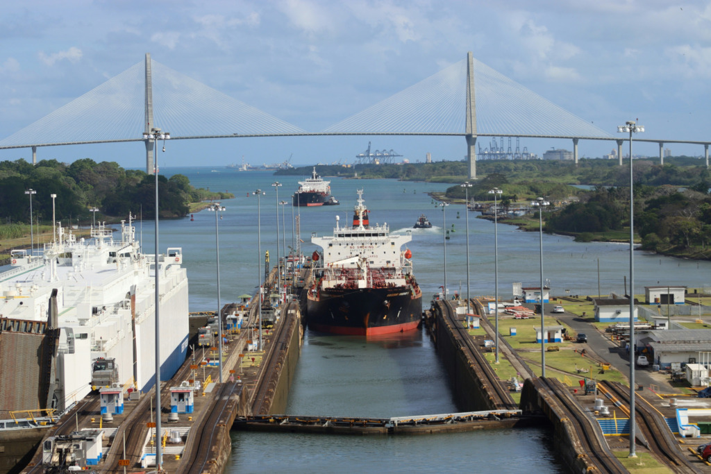 Panama Kanalı ve Portobelo insan yapımının en önemli yapılardan olan kanaldan yer yıl yaklaşık 15 bin gemi geçmekte ve dünyada yapılmakta olan tüm gemiler, kanal boyutları dikkate alınarak imal edilmesi ile deniz ticaretindeki kilit rolünün önemi anlaşılabilir.