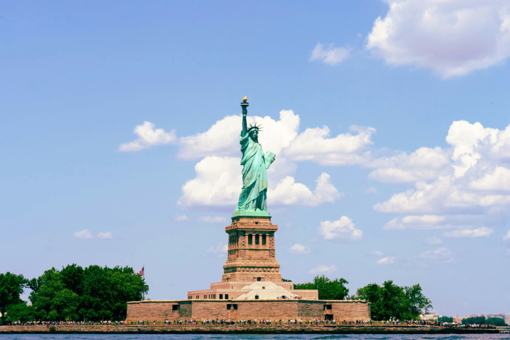 New York Özgürlük Heykeli uzaktan görüntüsü.