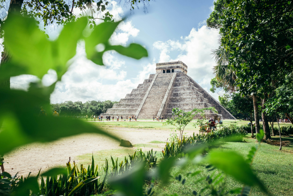 Meksika, Chichen Itza da bulunan 365 basamak, yılın her bir günü temsil eder ve yılda iki kere oluşan gölgede yılan formu görülebilir ve güneşin batışı ile bu form merdivenleri inerek yerdeki yılan heykeli ile birleşmekte.