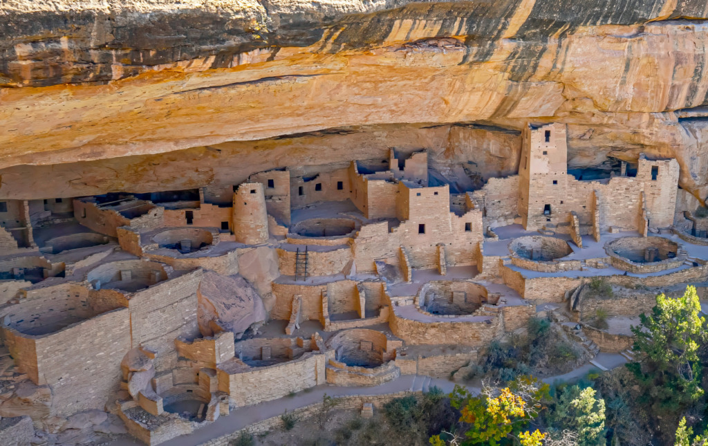 Doğayla bütünleşen mimarisiyle Pueblo kültürünün ruhunu hissettiren Mesa Verde, Amerika'nın hem tarihi hem kültürel derinliğini yansıtan eşsiz bir durak.