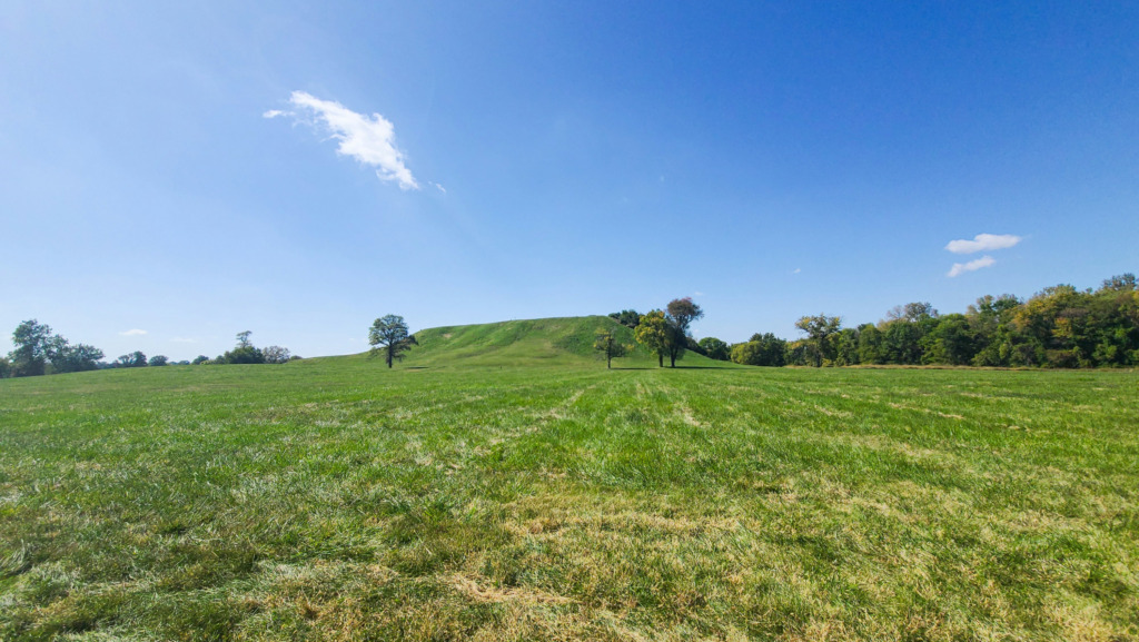 Illinois, Cahokia yeşillikli dağları.