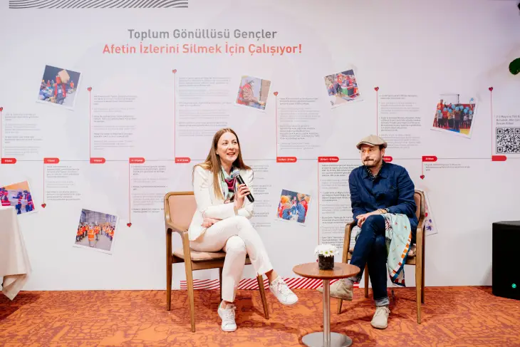 Sanatçı Sedat Girgin'in OGGUSTO Çocuk Fonu İçin Tasarladığı Eşarplar Satışta
