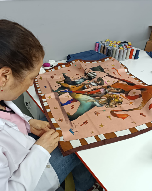 Sanatçı Sedat Girgin'in OGGUSTO Çocuk Fonu İçin Tasarladığı Eşarplar Satışta