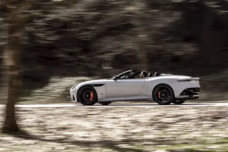 Aston Martin DBS Superleggera Volante Hakkında Bilmeniz Gerekenler