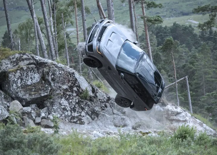 Geçmişten Bugüne James Bond Filmlerinde Yer Alan Land Rover Modelleri