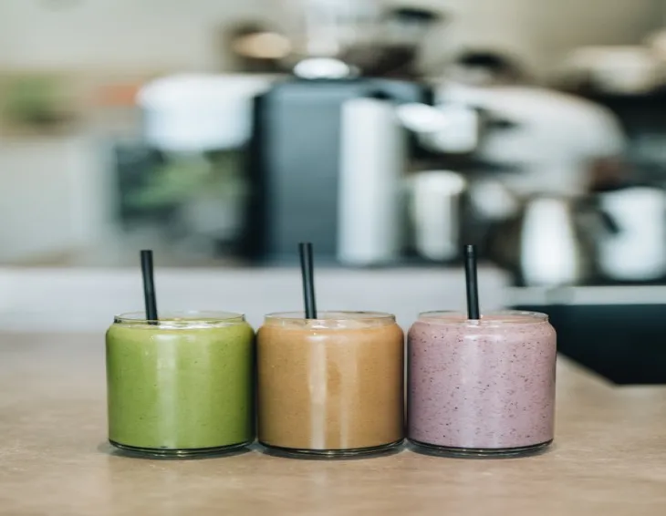 Renkli smoothieler – yeşil, kahverengi ve mor tonlarında sağlıklı içecekler cam bardakta.