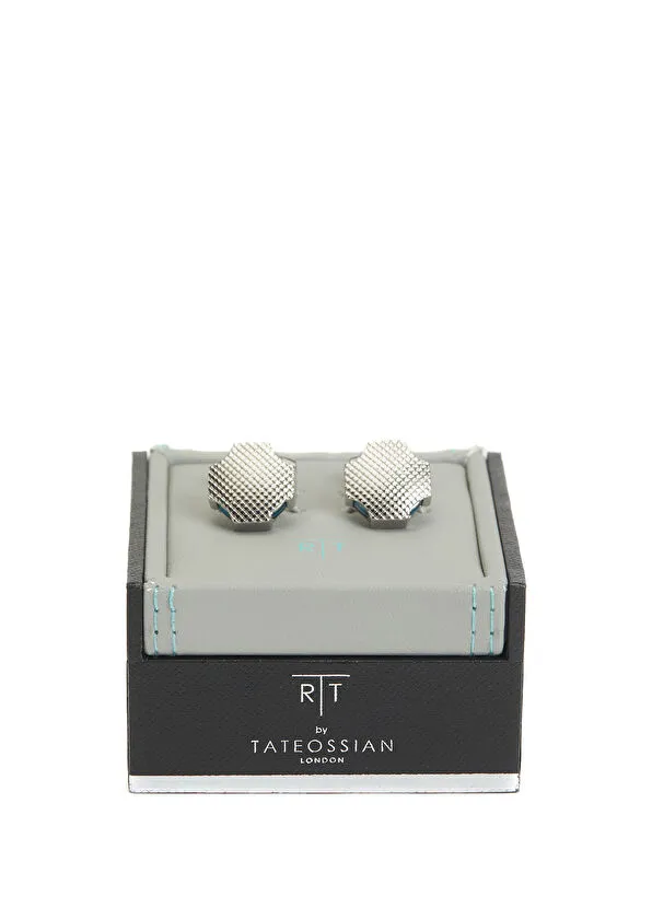 Gümüş dokulu yüzeye sahip RT by Tateossian London marka zarif kol düğmeleri.