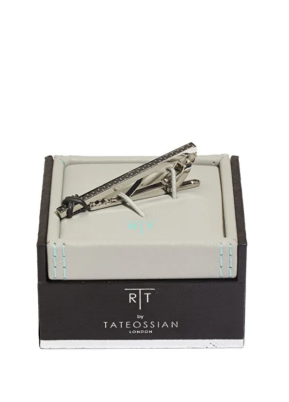 Uçak tasarımlı, gümüş renkli RT by Tateossian London kravat iğnesi kutusunda sergileniyor.