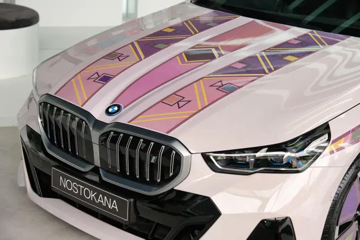 BMW i5 Flow NOSTOKANA: E Ink Teknolojisi ile Sanatın Geleceği