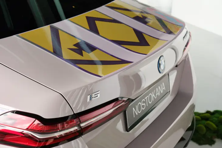 BMW i5 Flow NOSTOKANA: E Ink Teknolojisi ile Sanatın Geleceği