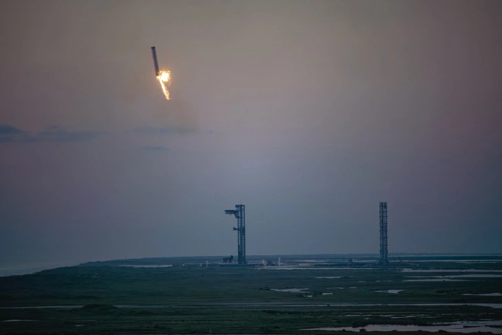 SpaceX Fırlatma Roketini Havada Yakalamayı Başardı