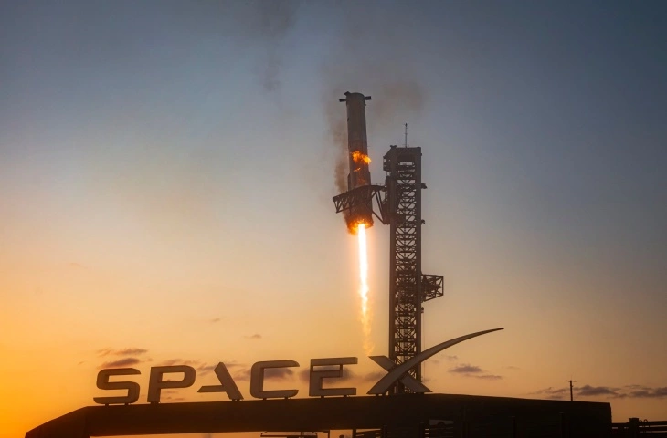 SpaceX Fırlatma Roketini Havada Yakalamayı Başardı