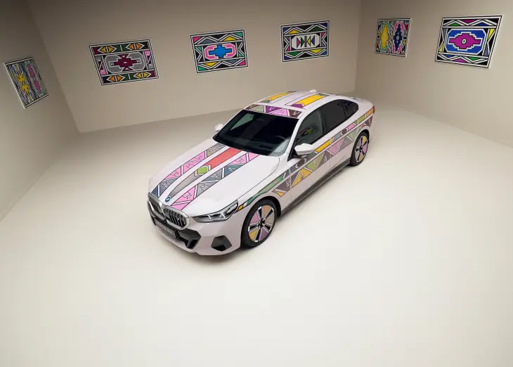 Sanat ve Teknolojiyi Buluşturan BMW Art Car: BMW i5 Flow NOSTOKANA