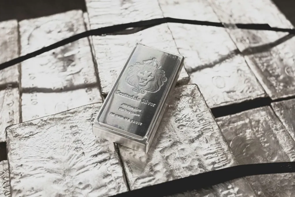 Scottsdale Silver logolu yatırım külçesi; saf gümüşün prestijli ve güvenilir yatırım aracı olarak kullanımı.