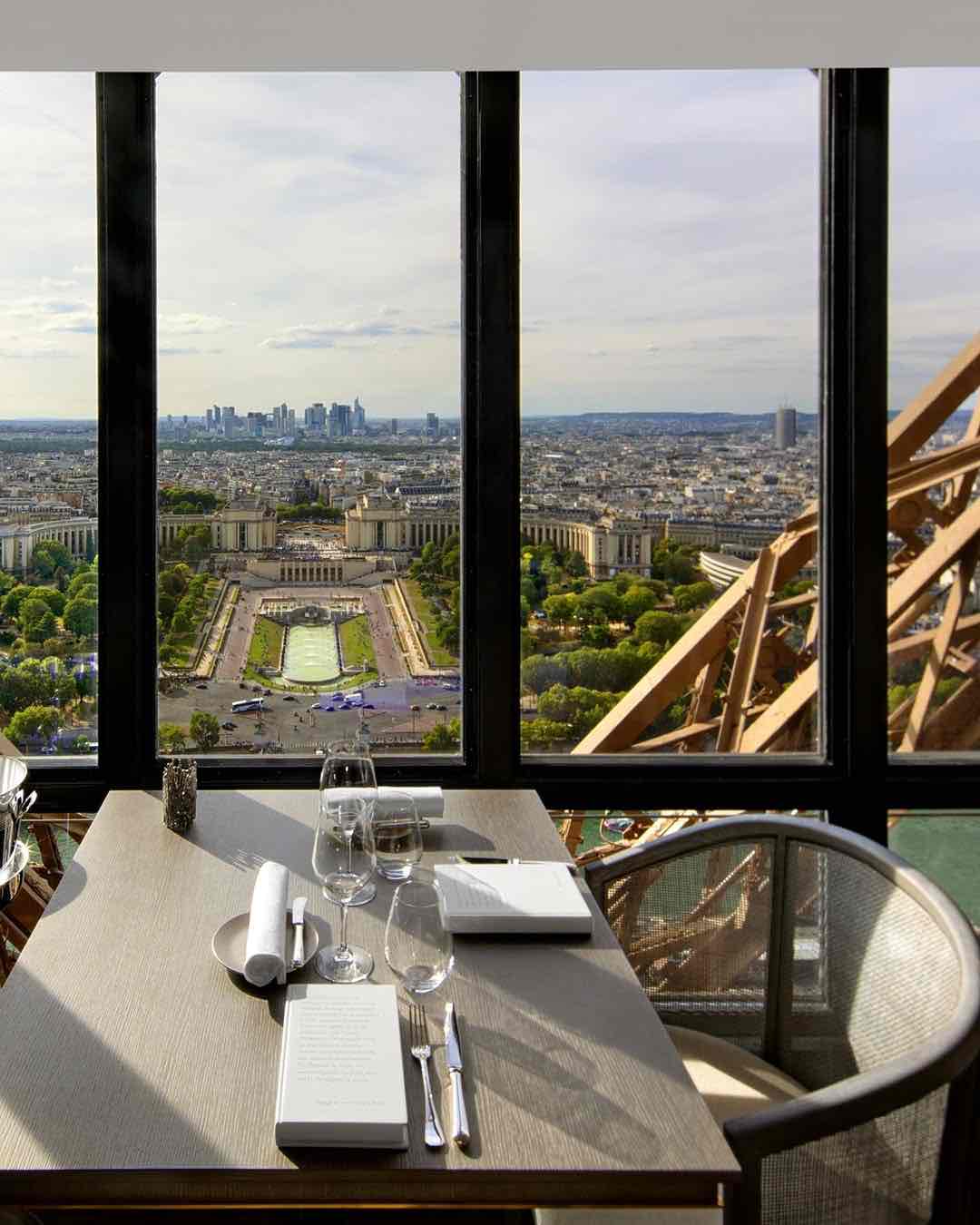 Eiffel Kulesi’nin içinde, Paris silüetine yukarıdan bakan Le Jules Verne; romantizmi mimariyle doğrudan ilişkilendiren nadir restoranlardan biri.