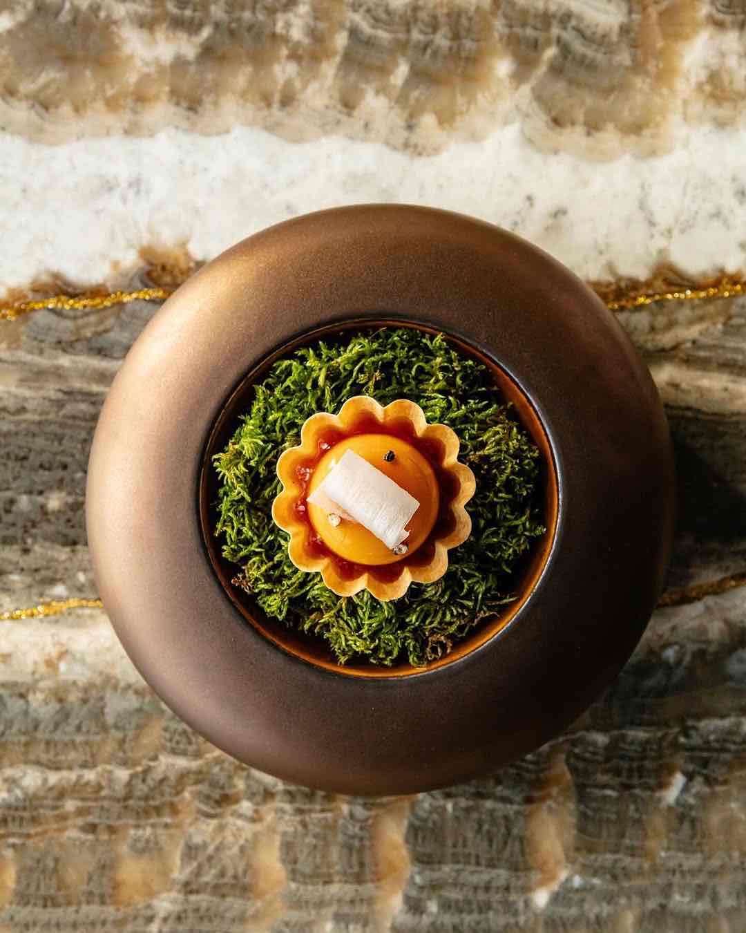 Le Jules Verne mutfağı, Fransız gastronomisini modern tekniklerle yorumlayan rafine bir lezzet dili sunuyor.