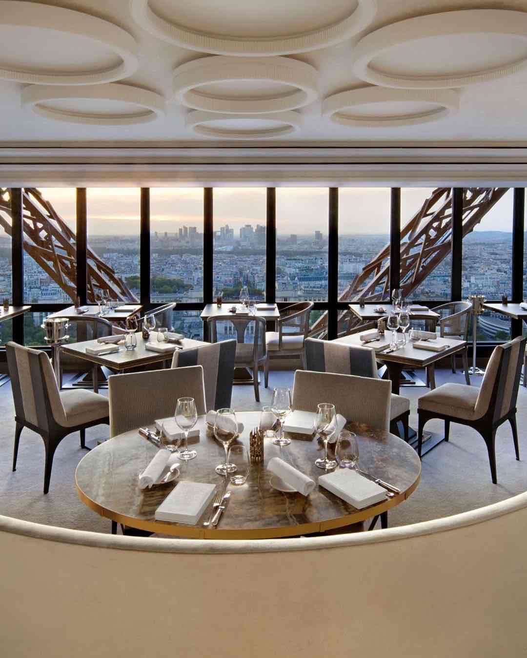 Manzara, sessizlik ve mekânın ünü; Le Jules Verne’i özel kutlamalar ve unutulmaz randevular için Paris’in en güçlü romantik adreslerinden biri haline getiriyor.