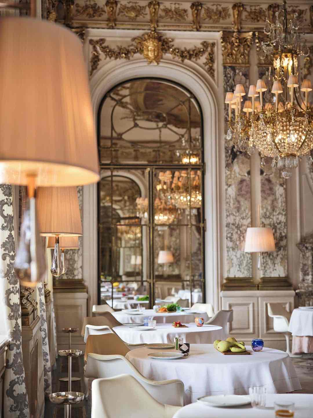 Tuileries Bahçeleri’ne bakan salonu, Versay Sarayı’ndan ilham alan dekorasyonu ve gün ışığıyla dolan atmosferiyle yaşayan bir sahne hissi yaratıyor.