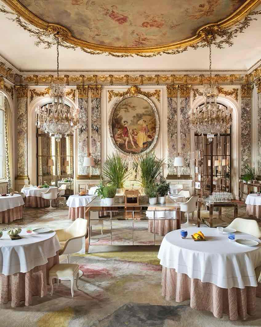 Paris’in en ünlü saray otellerinden Le Meurice’in içinde yer alan Le Meurice Alain Ducasse; romantizmi mutlak lüks, sanat ve zamansız Paris estetiğiyle birleştiren benzersiz bir adres.