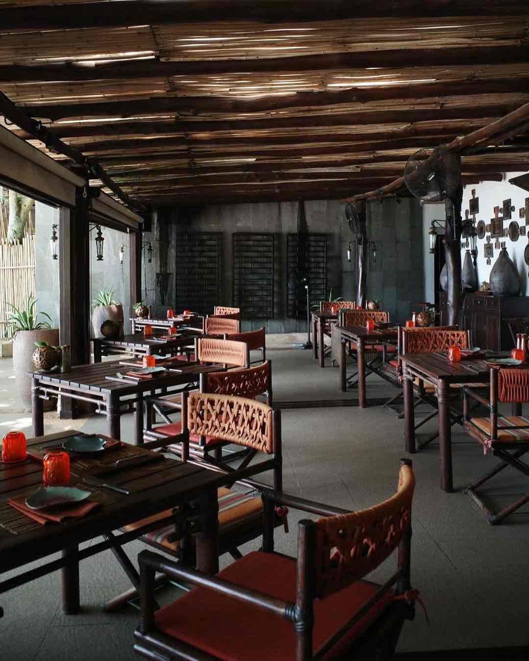 Tayland’ın Krabi bölgesinde, kireçtaşı kayalıkların arasında gizlenen The Grotto; romantizmi doğanın ham güzelliğiyle tanımlayan özel bir restoran.
