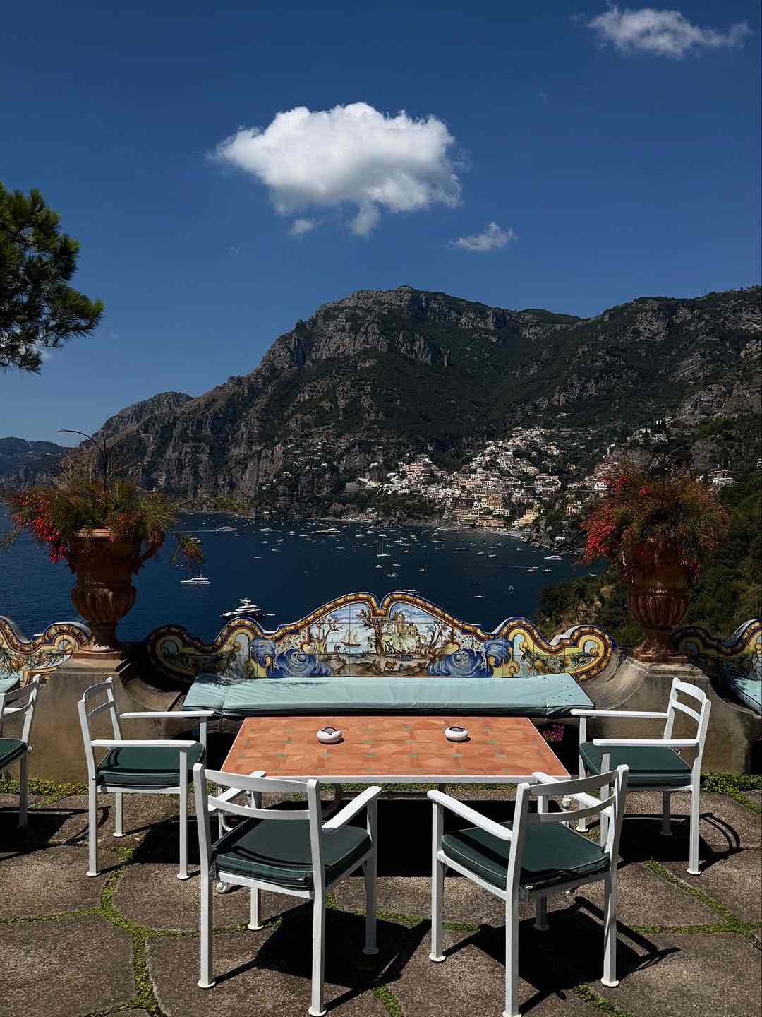 Positano’nun pastel tonları ve Akdeniz’in sonsuz mavisi, restoranın terasında baş döndürücü bir fon oluşturuyor.