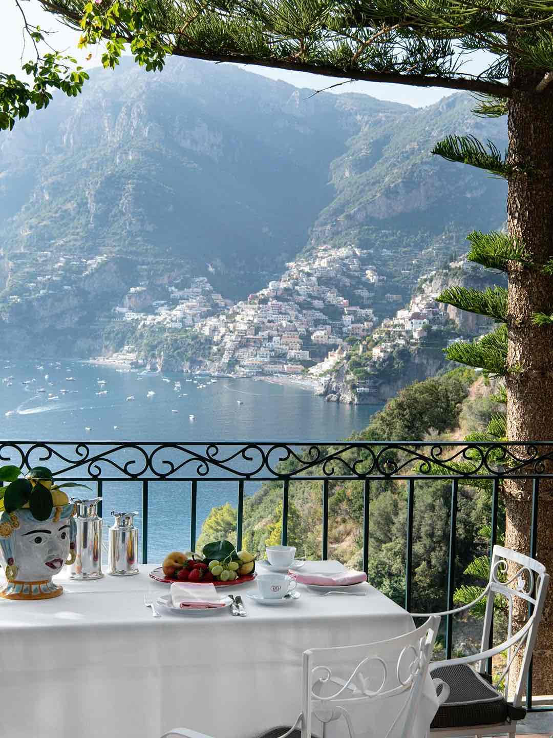 Amalfi kıyılarında, denize neredeyse dik bir uçurumun üzerinde konumlanan Zass Restaurant; romantizmi manzarayla tanımlayan ünlü bir adres.