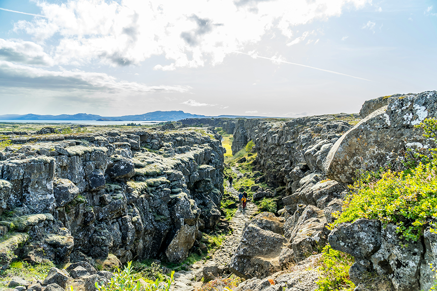 Ateş ve Buzun Ülkesi: İzlanda’da Unutulmaz Bir Road Trip Rehberi