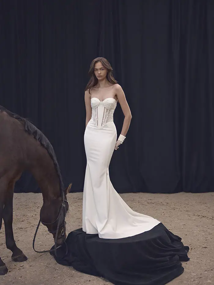 Ricca Sposa Atelier koleksiyonundan, korse detaylı, straplez, vücuda oturan balık formda zarif gelinlik modeli.

