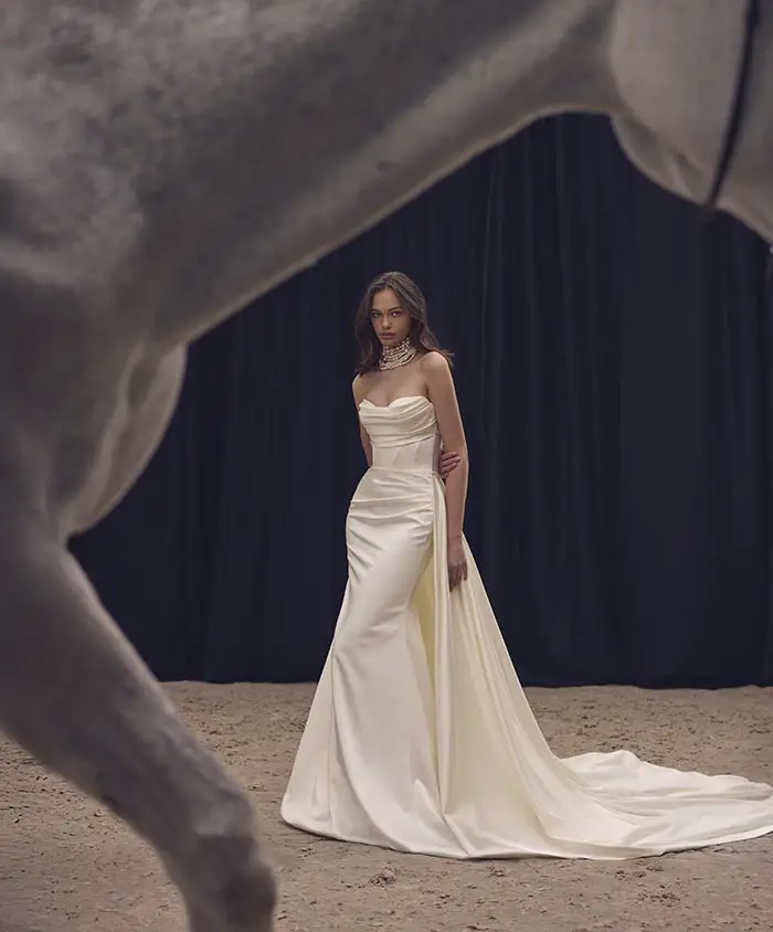 Ricca Sposa Atelier koleksiyonundan, lüks saten kumaşlı, drapeli, straplez ve kuyruk detaylı balık form sade gelinlik modeli.


