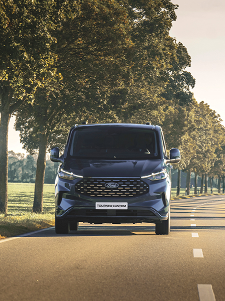 Siyah Ford Tourneo Custom görseli
