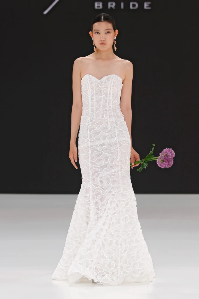 Badgley Mischka tasarımı, çiçek desenli dantel kumaştan, straplez ve balık kesim modern gelinlik modeli.