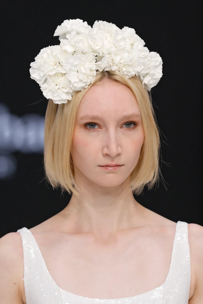 Barcelona Bridal Fashion Week 2025'te ANNA CABANÉ defilesinde kullanılan saç aksesuarı.
