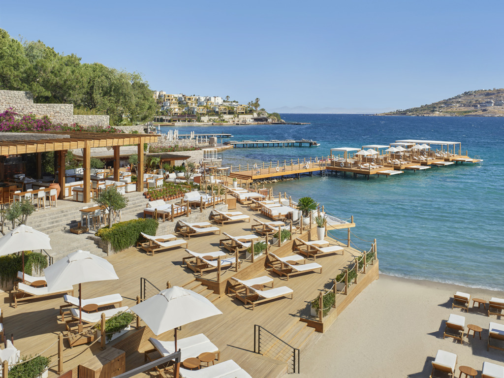 Bodrum'un büyüleyici koylarından birinde yer alan The Beach Of MOMO, masmavi denize uzanan ahşap iskeleleri, bembeyaz şezlong ve şemsiyelerle donatılmış geniş güverte alanları, taş duvarlar ve yemyeşil bitkilerle çevrili şık restoran ve bar bölümüyle keyifli bir beach club deneyimi sunuyor.