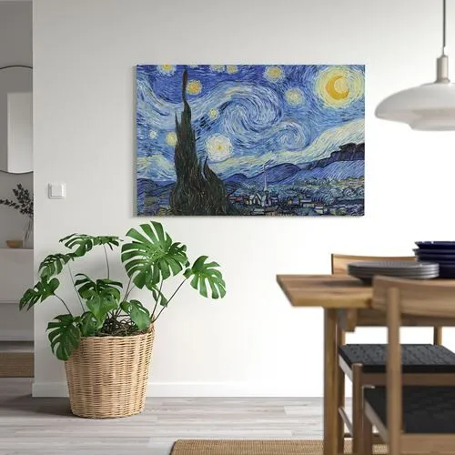 Derin çerçeveyi saran bir tuval üzerine basılan Vincent Van Gogh Yıldızlı Gece tablosu, duvarda çarpıcı bir şekilde öne çıkıyor.