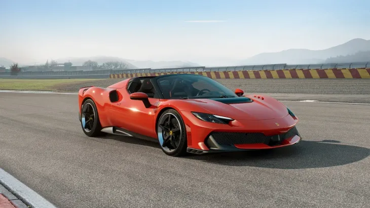 Yarış pistinde kırmızı gövdesiyle dikkat çeken Ferrari 296 GTB'nin üstü açık versiyonu; keskin çizgileri, karbon detaylı aerodinamiği ve modern ön far tasarımıyla agresif ve sportif bir duruş sergiliyor.