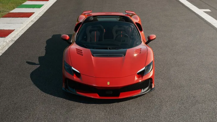 Pistin başlangıç çizgisine konumlanmış Ferrari 296 GTB’nin üstten görünüşü; geniş hava girişleri, mat siyah motor kapağı ve yarışa hazır aerodinamik tasarımıyla dikkat çekiyor.