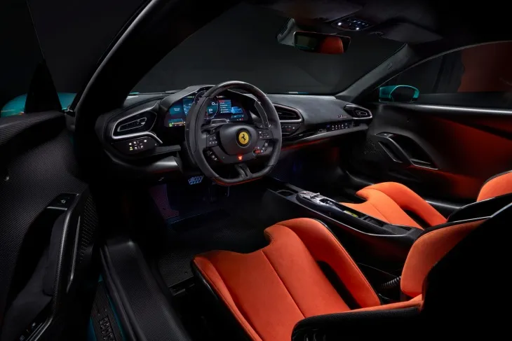 Ferrari 296 GTB'nin sürücü odaklı kokpiti; dijital gösterge paneli, karbon fiber detaylar ve kırmızı yarış koltuklarıyla yüksek teknoloji ve yarış hissiyatını bir arada sunuyor.