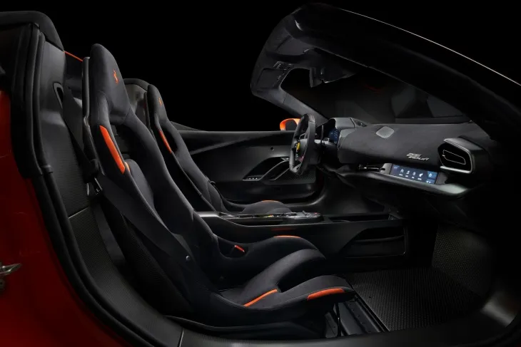 Ferrari 296 GTB Spider’ın yolcu tarafı odaklı iç mekânı; Alcantara kaplı dijital paneli, turuncu dikişli yarış koltukları ve minimalist tasarımıyla modern İtalyan tasarımını yansıtıyor.