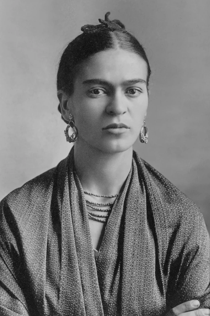 Benzersiz tarzı ve güçlü bakışıyla Frida Kahlo, acının sanata dönüşümünü temsil ediyor.
