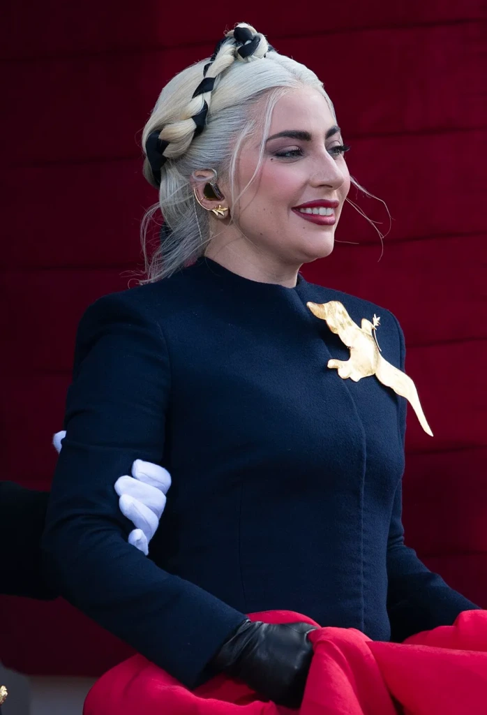 Cesur stili ve kendine özgü duruşuyla Lady Gaga, sanat ve kimlik arasında yeniden doğuşun modern yüzü.