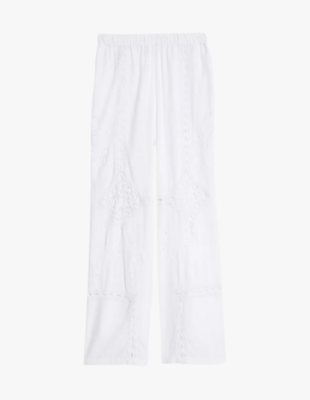 Ürün Detayı

Ürün Cinsiyeti:
Kadın

Ürün Tipi:
Giyim

Ürün Sezonsallığı:
İlkbahar / Yaz

Ürün Çeşidi:
Geniş Paça Pantolon

Ürün Özellikleri

Marks & Spencer Per Una koleksiyonuna ait bu beyaz nakışlı geniş paça pantolon, hafif ve ferah yapısıyla yaz stiline zarif bir yorum katar. %85 viskon ve %15 keten karışımlı kumaşı nefes alabilirlik sunarken, astarlı yapısı konforu artırır. Yüksek elastik bel formu rahat bir kullanım sağlarken, geniş paça kesimi dengeli ve akıcı bir siluet oluşturur. Kroşe yama ve dantel patchwork detayları pantolona bohem bir karakter kazandırır. Günlük kombinlerden tatil stiline kadar farklı kullanım alanlarına uyum sağlayan, özenli detaylarıyla öne çıkan bir tasarımdır.

Öne Çıkan Detaylar

Viskon (%85) ve keten (%15) karışımlı hafif kumaş

Yüksek elastik bel

Geniş paça kesim

Kroşe yama ve dantel patchwork detayları

Astarlı yapı ile konforlu kullanım

Beyaz, ferah ve zamansız görünüm

Kimler Kullanıyor?

Bu pantolon; bohem detayları sade parçalarla dengelemeyi seven, yaz stilinde hafiflik ve rahatlığı ön planda tutanlar tarafından tercih ediliyor. Günlük şıklığında feminen ve özenli dokunuşlara yer vermek isteyenler için güçlü bir tamamlayıcı sunuyor.


Marks & Spencer Per Una beyaz nakışlı geniş paça pantolon; viskon–keten kumaşı, elastik beli ve bohem detaylarıyla yaz stiline ferah bir şıklık katar.